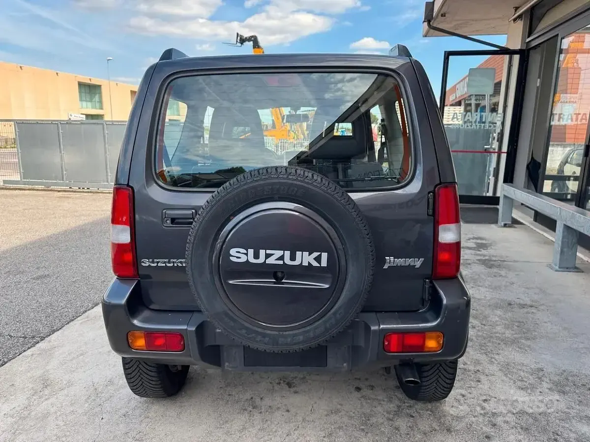 Usata Suzuki Jimny 86 CV (63 kW) 2011 Grigio SUV