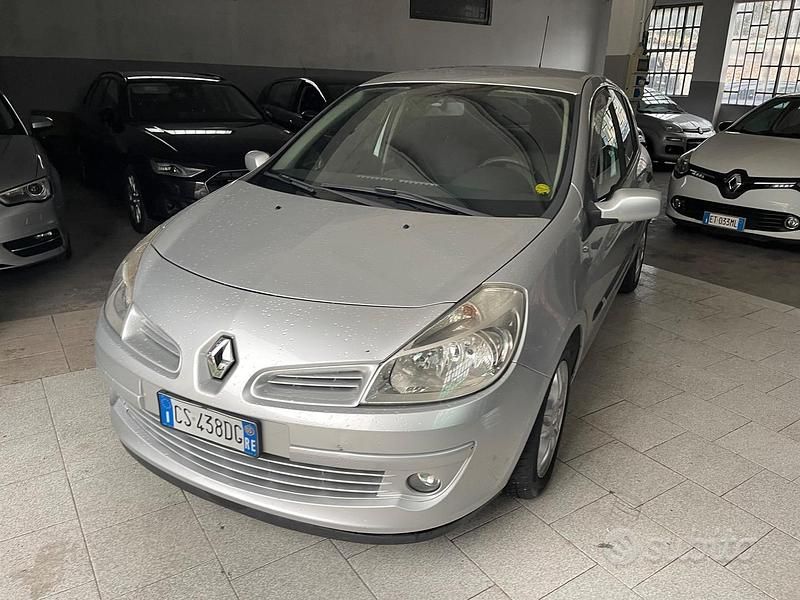 Usata Renault Clio II Luxe 85 CV (62 kW) 2005 Grigio Berlina