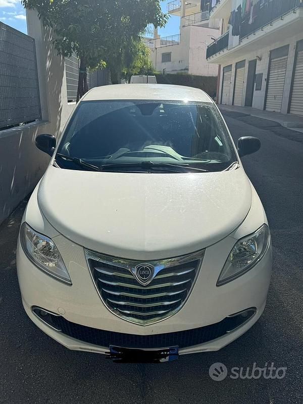 Usata Lancia Ypsilon 69 CV (50 kW) 2015 Bianco Utilitaria