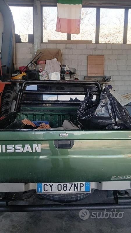 Usata Nissan Navara 103 CV (75 kW) 2001 Verde Pick-up