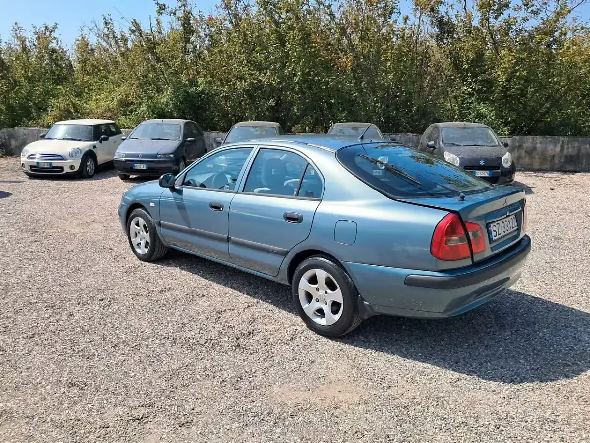 Usata Mitsubishi Carisma 103 CV (75 kW) 2004 Verde Berlina