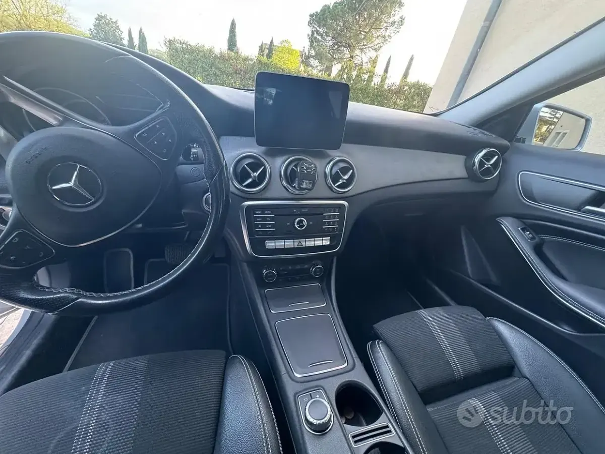 Usata Mercedes GLA200 136 CV (100 kW) 2017 Grigio SUV