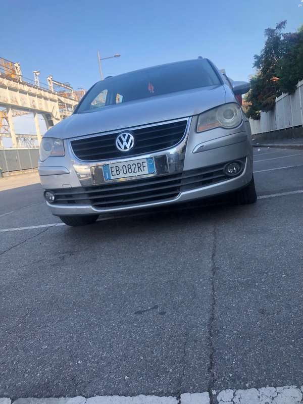 Argento Usata 2010 VW Passat Comfortline Tre volumi | 5000 € (Buon prezzo) - Immagine 1/4
