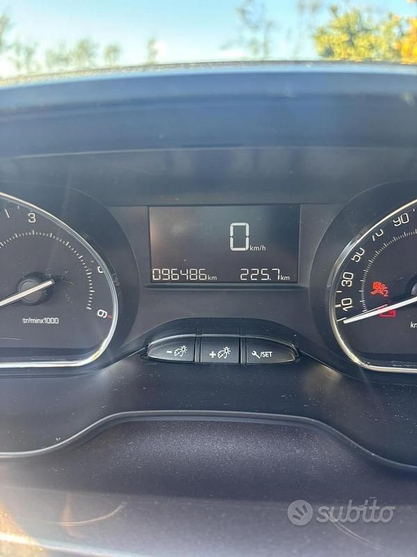 Usata Peugeot 2008 92 CV (67 kW) 2014 Grigio SUV