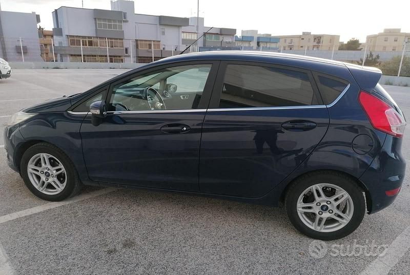 Usata Ford Fiesta Titanium 75 CV (55 kW) 2014 Blu Utilitaria