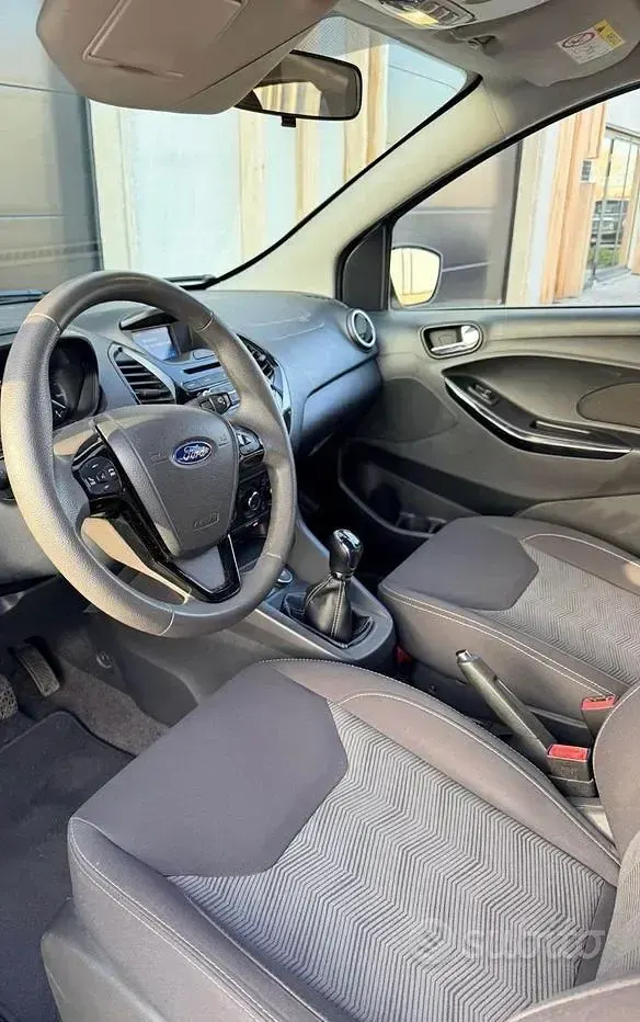 Begagnad Ford Ka Plus 92 HK (67 kW) 2017 Grå Halvkombi