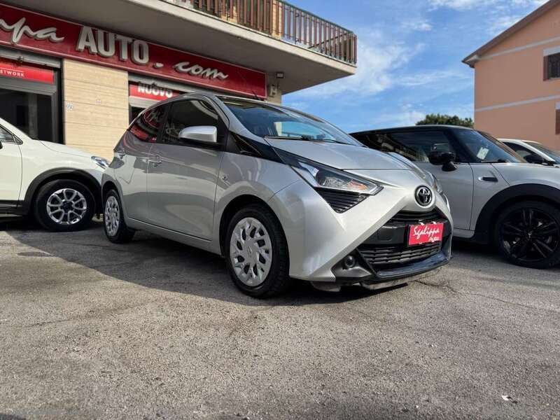 Argento Usata 2020 Toyota Aygo Business Edition Due volumi | 10.190 € (Ottimo prezzo) - Immagine 1/4