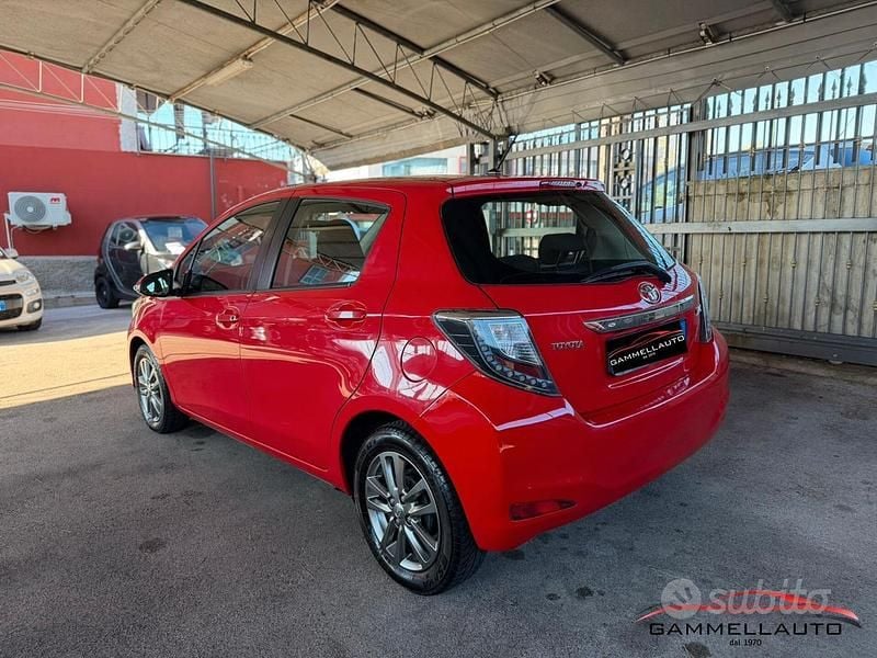 Usata Toyota Yaris Lounge 69 CV (50 kW) 2014 Rosso Utilitaria