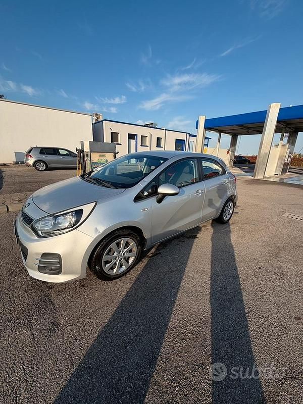 Usata Kia Rio Active 75 CV (55 kW) 2015 Grigio Berlina