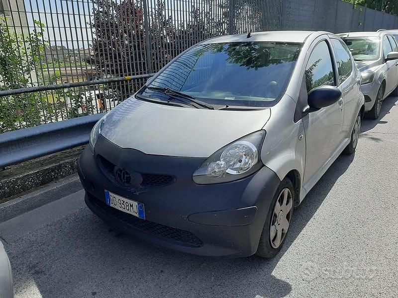 Begagnad Toyota Aygo 68 HK (50 kW) 2006 Grå Halvkombi