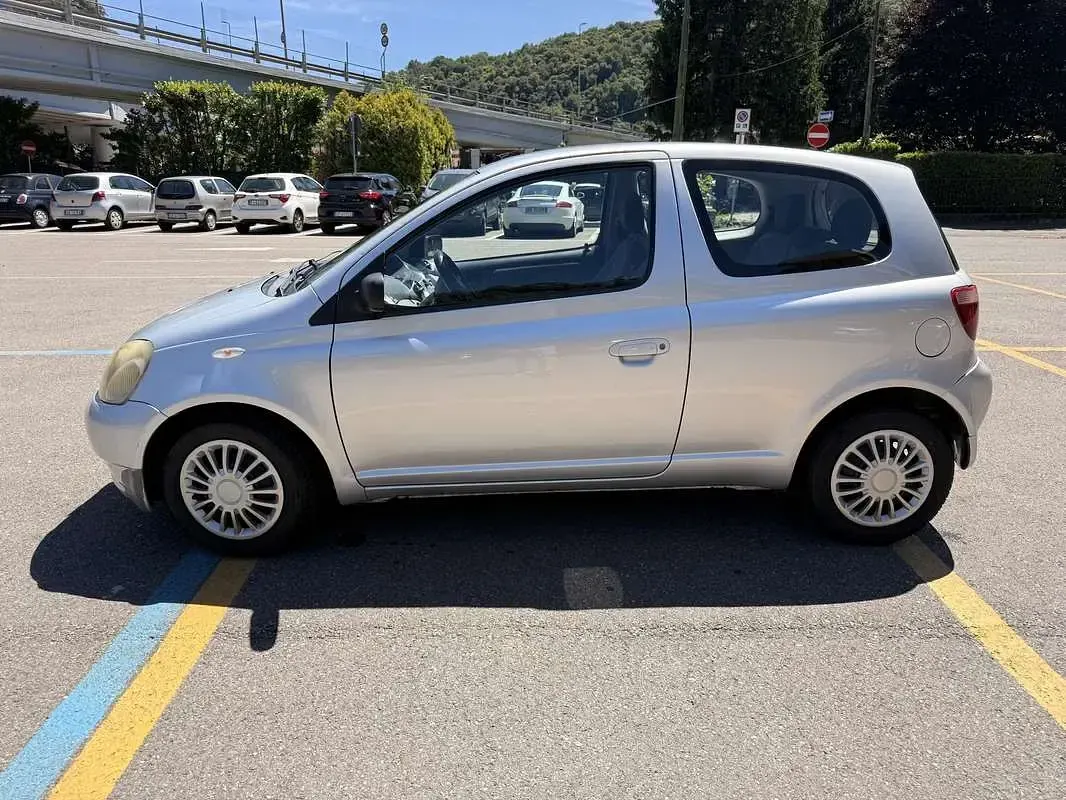 Usata Toyota Yaris Luna 86 CV (63 kW) 2002 Berlina