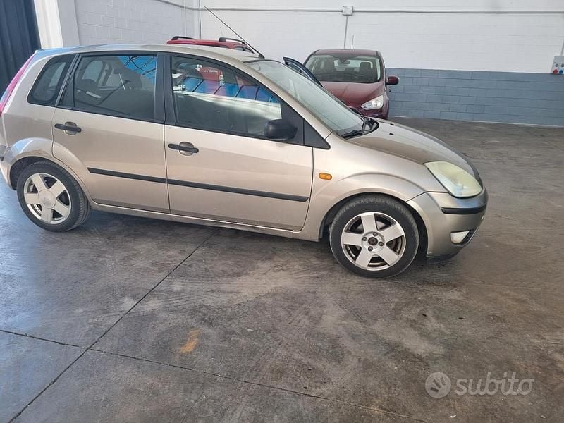 Usata Ford Fiesta Zetec 80 CV (58 kW) 2002 Grigio Utilitaria