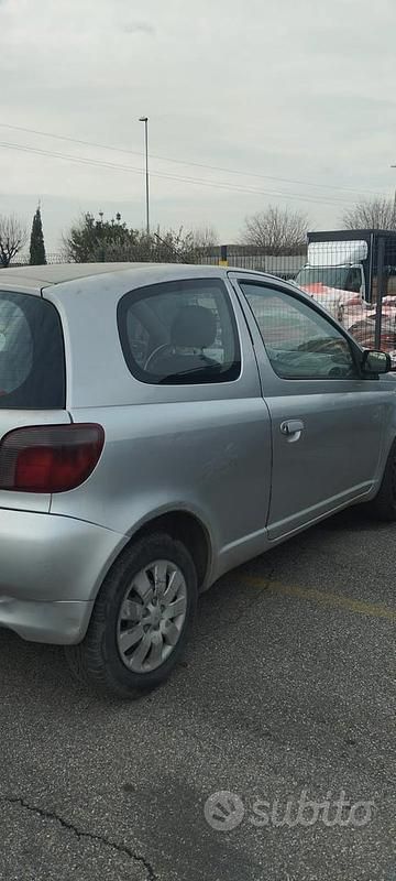 Usata Toyota Yaris 1999 Grigio Berlina