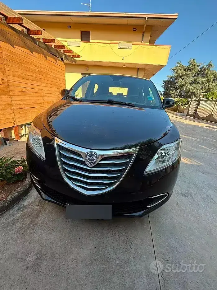 Usata Lancia Ypsilon 60 CV (44 kW) 2014 Nero Utilitaria