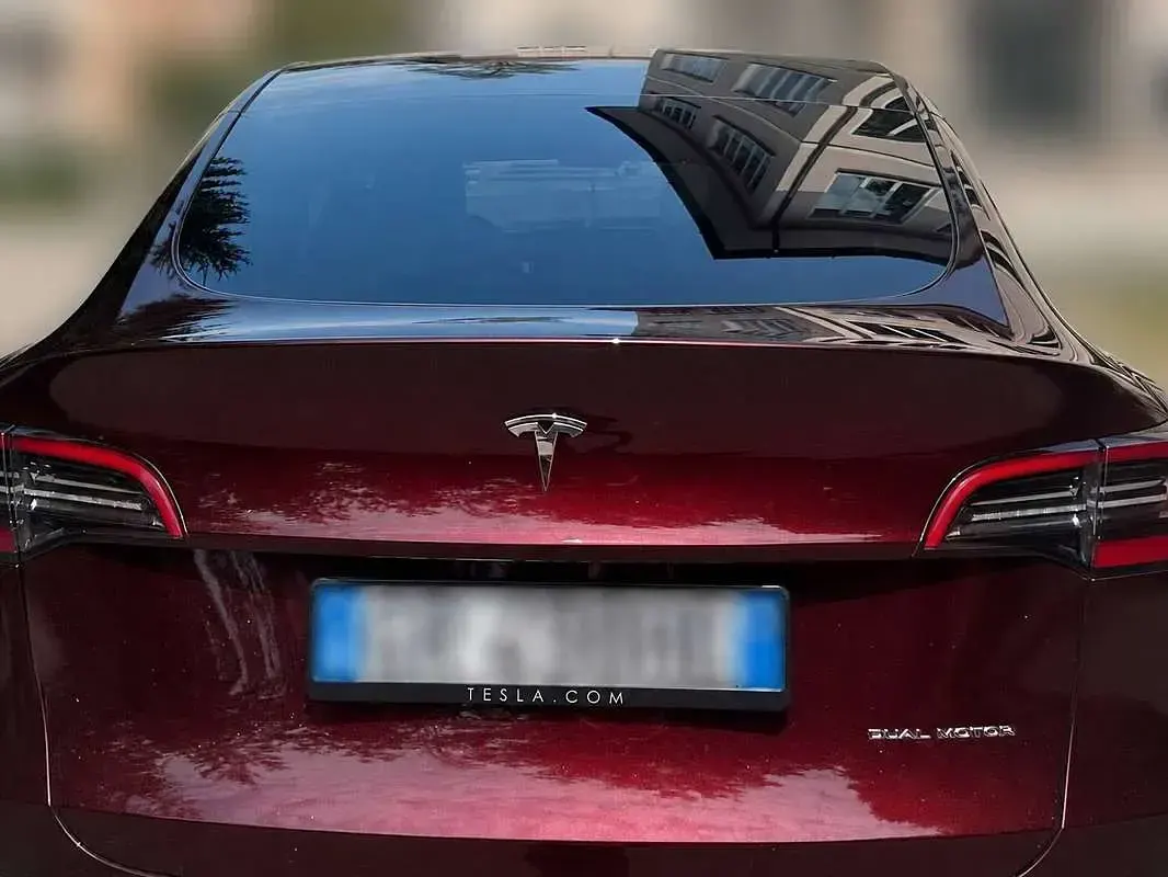 Usata Tesla Model Y 152 kW (208 CV) 2023 Rosso SUV