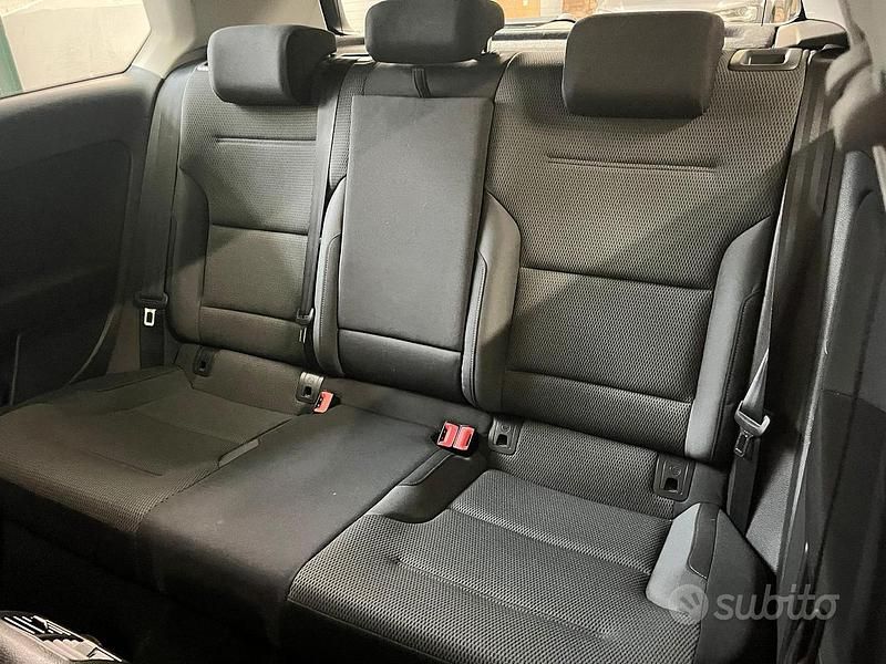 Second-hand VW Golf VII 105 CP (77 kW) 2015 Albastru Berlinǎ