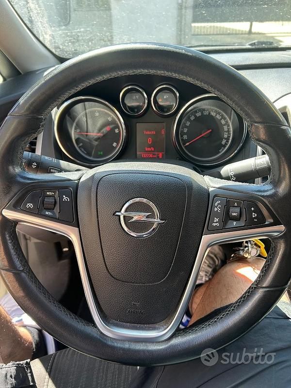 Bianco Usata 2014 Opel Astra Tre volumi | 7500 € (Molto cara) - Immagine 1/4