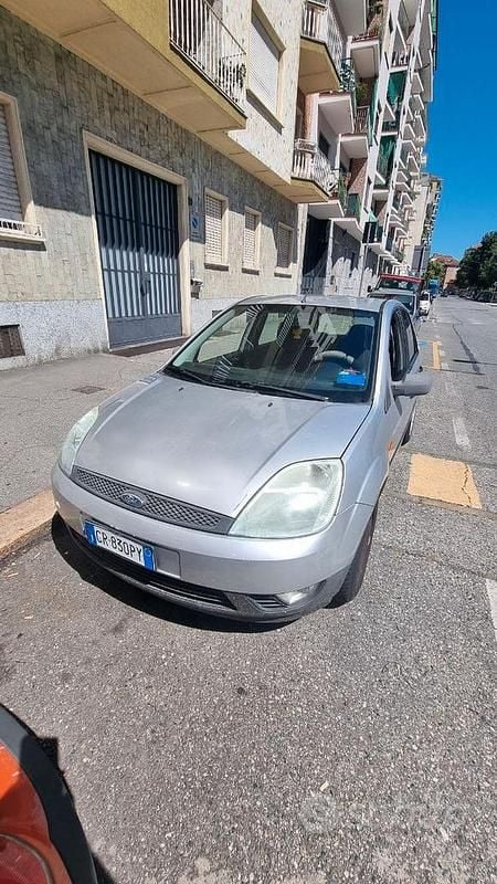 Begagnad Ford Fiesta 68 HK (50 kW) 2005 Grå Halvkombi