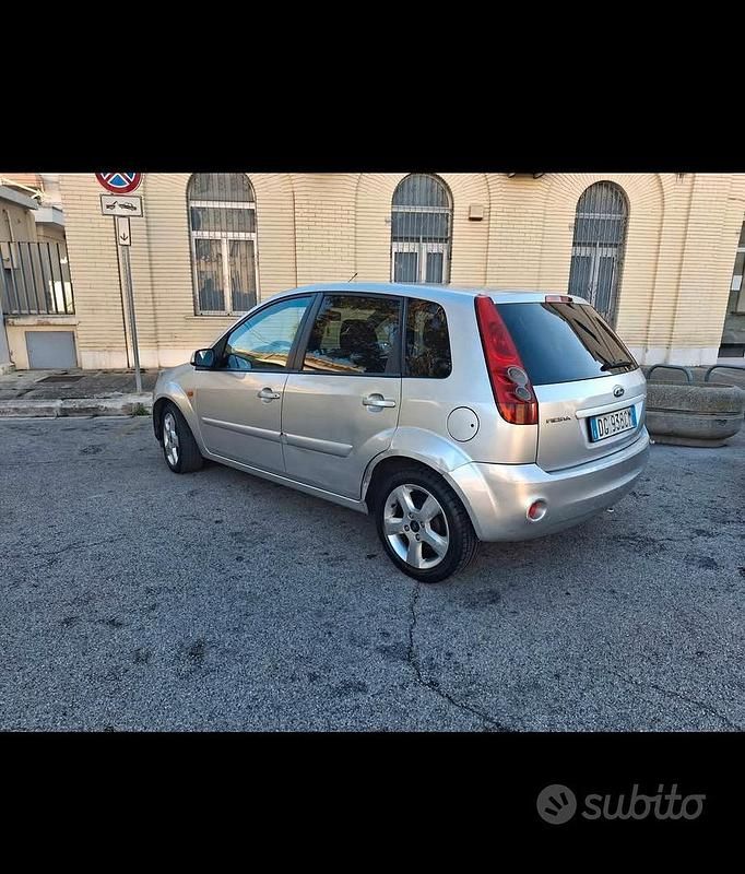 Usata 2007 Ford Fiesta Due volumi | 1800 € (Cara) - Immagine 1/3