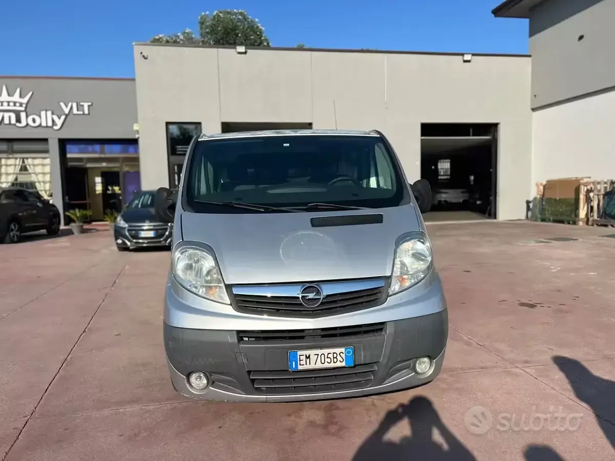 Usata Opel Vivaro 114 CV (83 kW) 2012 Grigio Monovolume