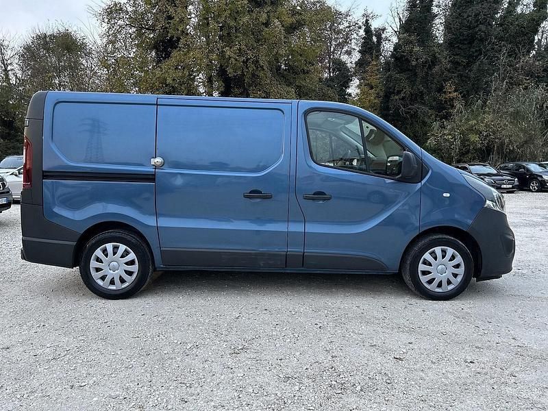 Usata Opel Vivaro 120 CV (88 kW) 2015 Nero Monovolume