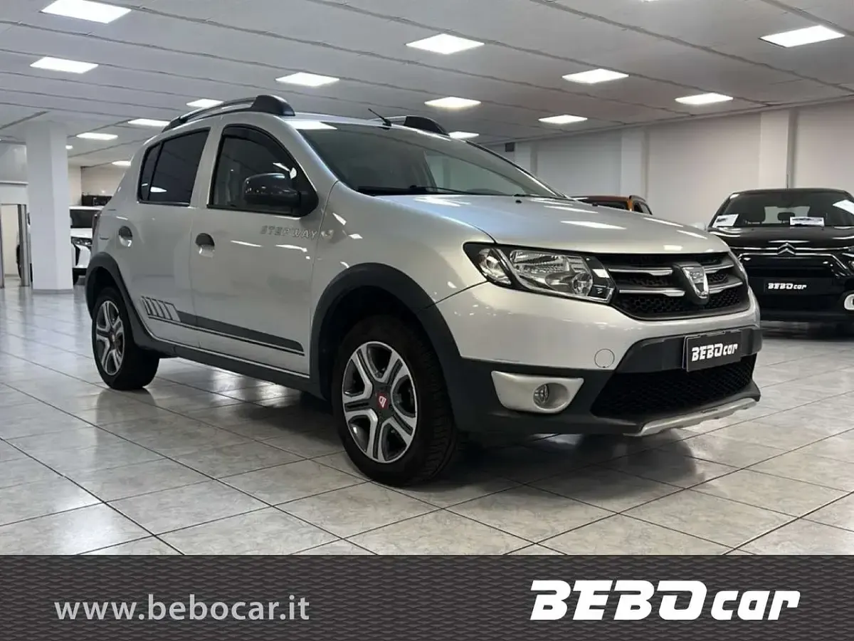 Usata Dacia Sandero Lauréate 90 CV (66 kW) 2014 Argento Berlina