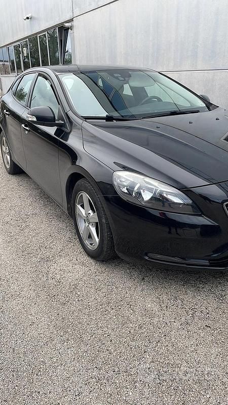 Usata Volvo V40 114 CV (83 kW) 2013 Nero Berlina