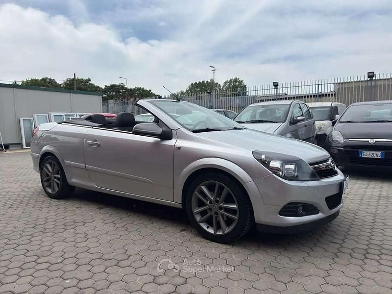 Usata Opel Astra Cabriolet Cosmo 140 CV (102 kW) 2006 Argento Cabrio