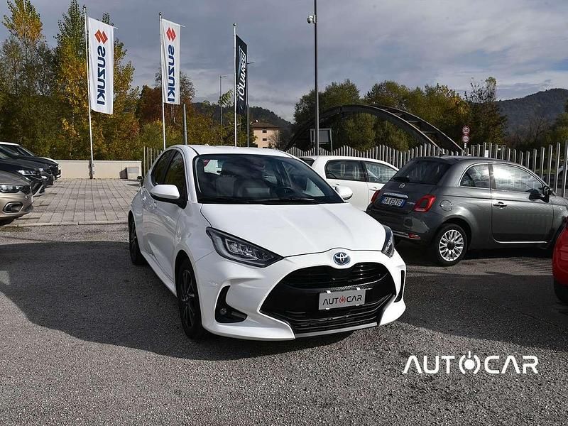 Bianco Usata 2023 Toyota Yaris Hybrid Style Tre volumi | 21.000 € (Buon prezzo) - Immagine 1/4