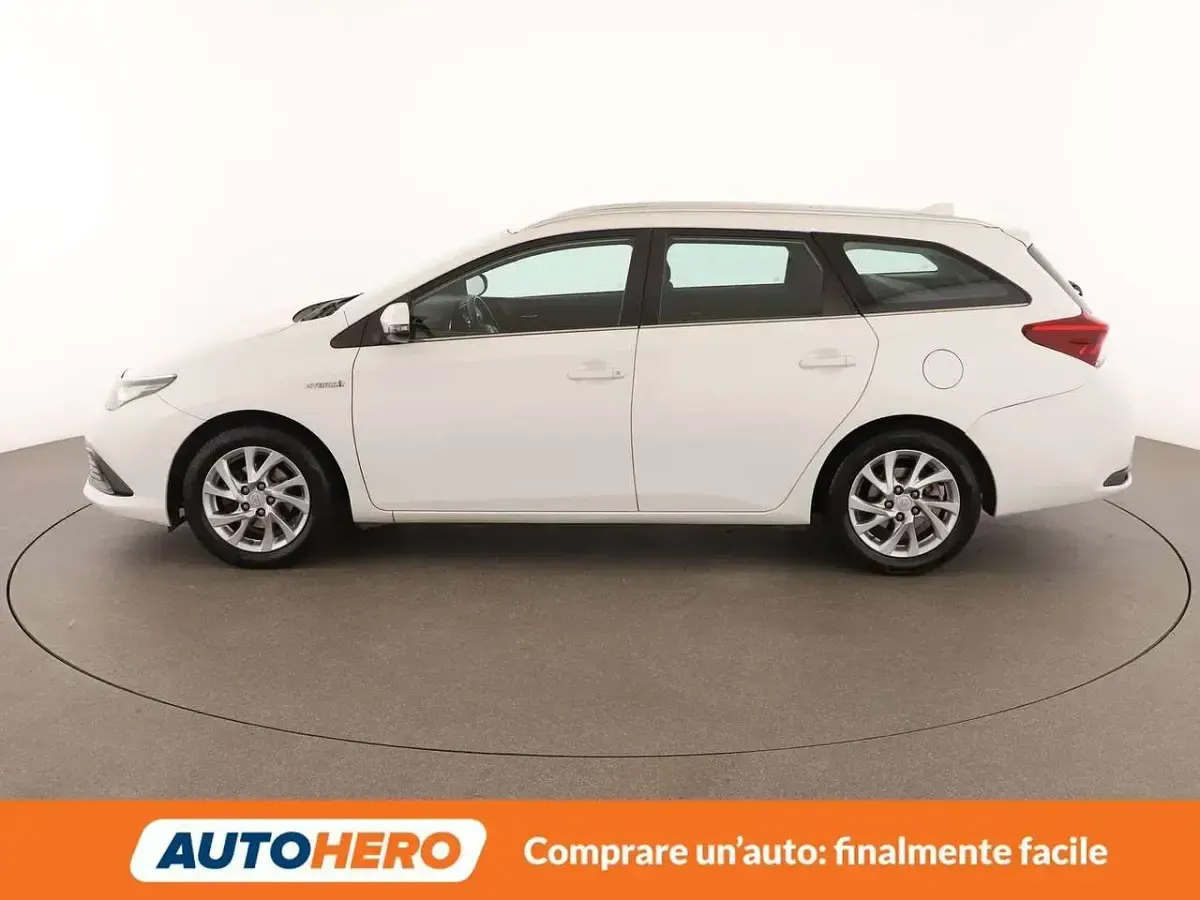 Usata Toyota Auris Hybrid Active 99 CV (72 kW) 2016 Bianco Station wagon