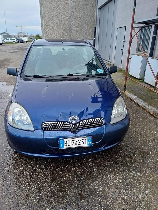 Usata Toyota Yaris 68 CV (50 kW) 1999 Blu Utilitaria