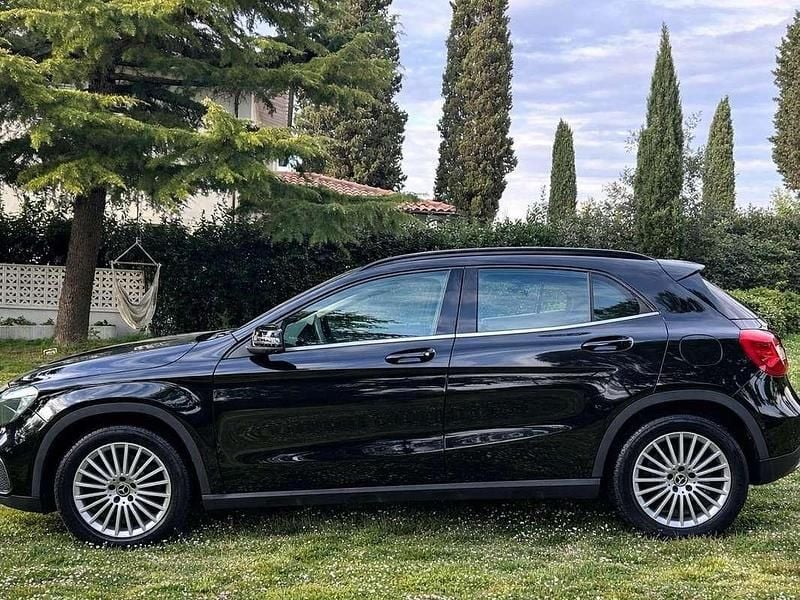 Begagnad Mercedes GLA180 Business 109 HK (80 kW) 2017 Svart SUV
