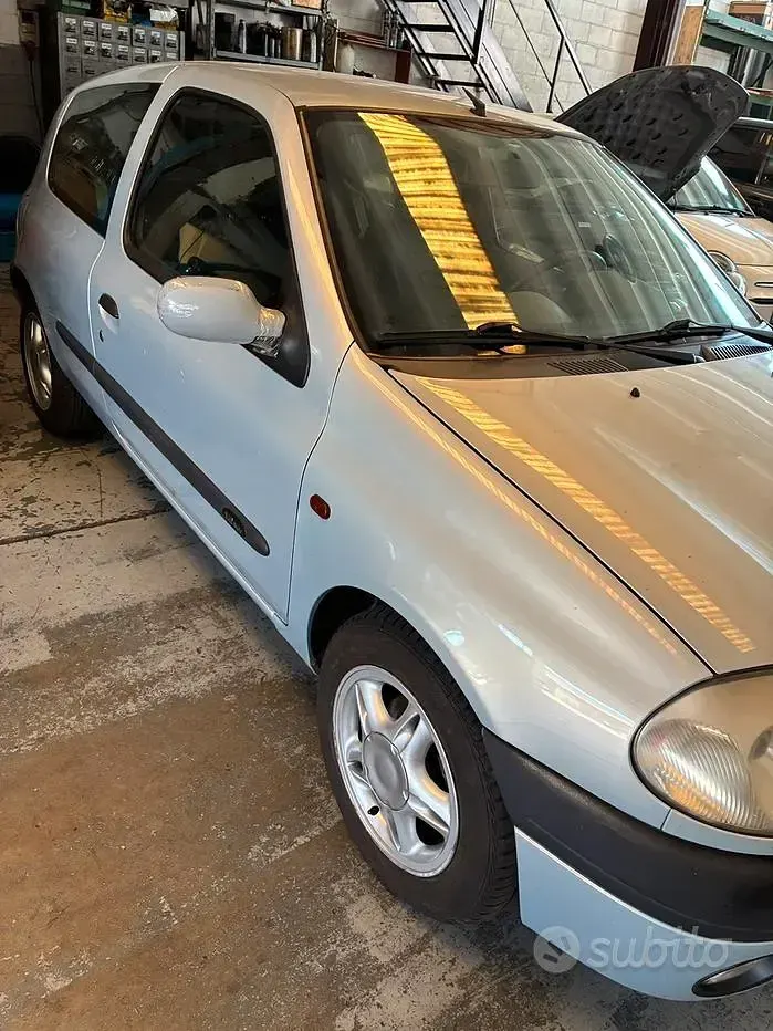 Usata Renault Clio 75 CV (55 kW) 2001 Grigio Berlina