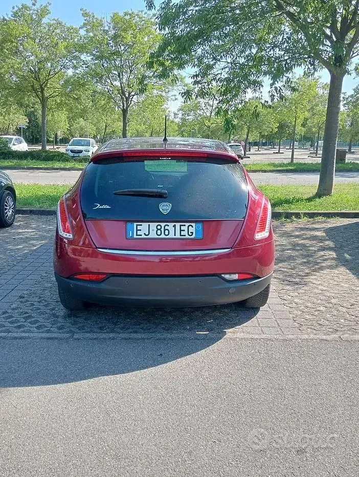 Usata Lancia Delta 120 CV (88 kW) 2011 Rosso Utilitaria