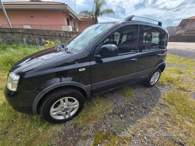 Usata Fiat Panda 4x4 Climbing 74 CV (54 kW) 2011 Nero Utilitaria