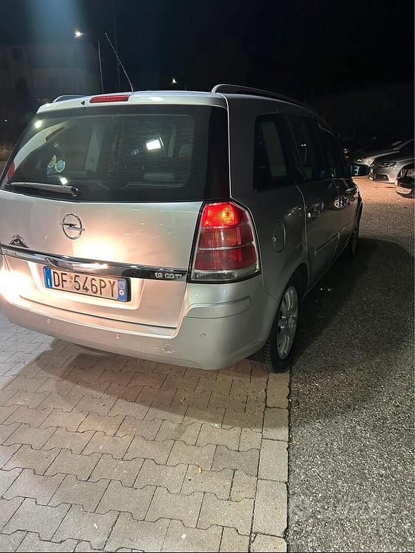 Usata Opel Zafira 150 CV (110 kW) 2008 Grigio Monovolume