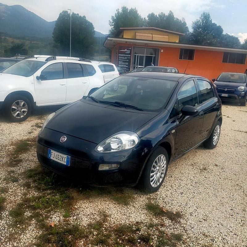 Nero Usata 2017 Fiat Punto Tre volumi | 5500 € (Buon prezzo) - Immagine 1/4