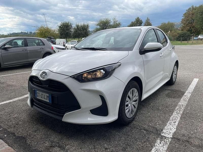 Bianco Usata 2024 Toyota Yaris Hybrid Active Tre volumi | 18.900 € (Ottimo prezzo) - Immagine 1/4
