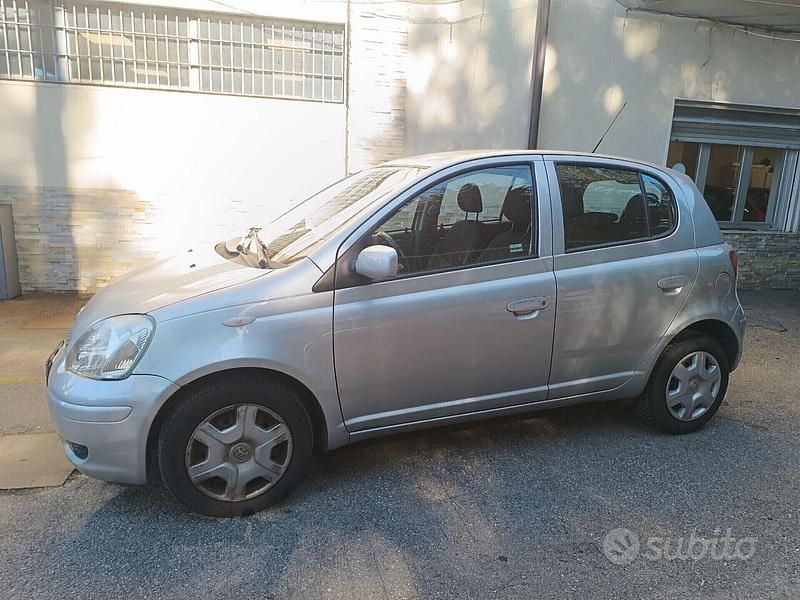 Usata Toyota Yaris Sol 65 CV (47 kW) 2004 Grigio Berlina