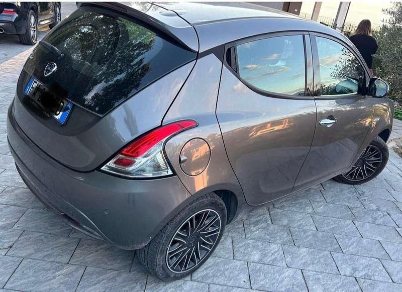 Usata Lancia Ypsilon Gold 69 CV (50 kW) 2019 Grigio Utilitaria