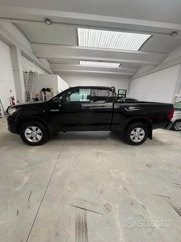 Usata Toyota HiLux Lounge 150 CV (110 kW) 2019 Nero Pick-up