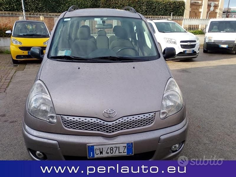 Usata Toyota Yaris Verso Sol 75 CV (55 kW) 2005 Grigio Monovolume