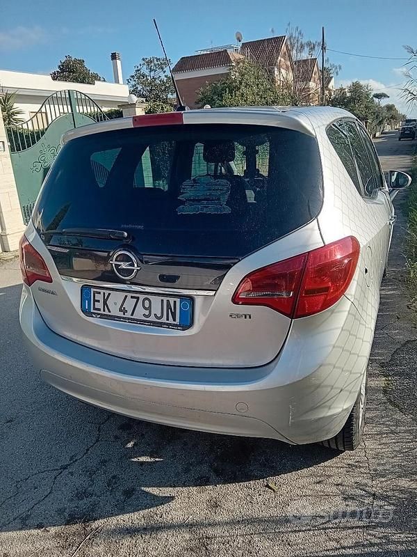 Grigio Usata 2011 Opel Meriva Monovolume | 2500 € (Buon prezzo) - Immagine 1/4