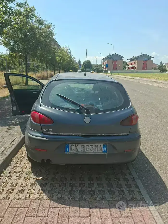 Usata Alfa Romeo 147 116 CV (85 kW) 2003 Grigio Utilitaria
