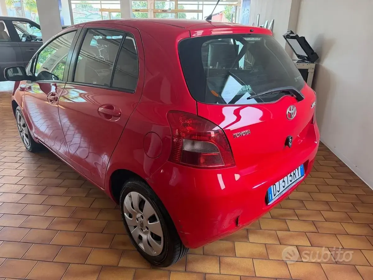Usata Toyota Yaris 69 CV (50 kW) 2007 Rosso Utilitaria