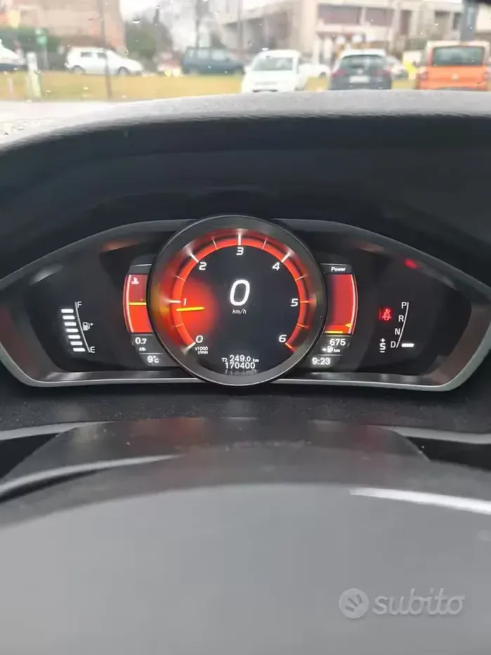 Usata Volvo V40 120 CV (88 kW) 2019 Grigio Berlina