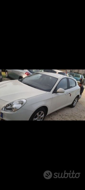 Bianco Usata 2013 Alfa Romeo Giulietta Due volumi | 6000 € (Buon prezzo) - Immagine 1/2
