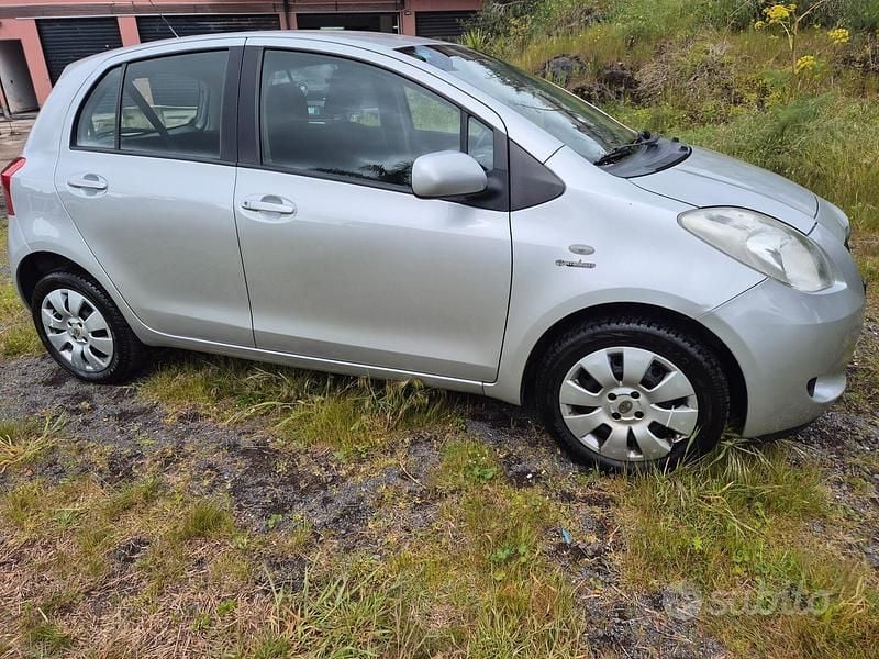 Usata Toyota Yaris Sol 69 CV (50 kW) 2008 Grigio Utilitaria