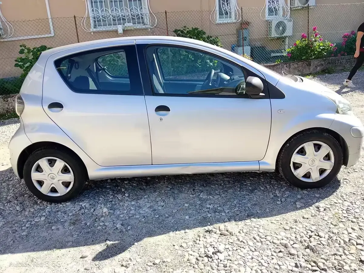 Usado Toyota Aygo 68 HP (50 kW) 2009 Cinzento Citadino