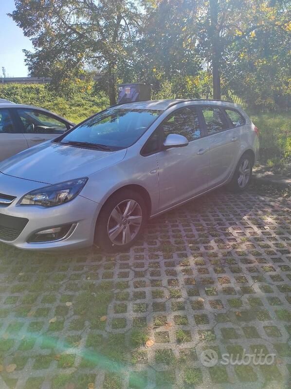 Usata Opel Astra 110 CV (80 kW) 2013 Grigio Station wagon